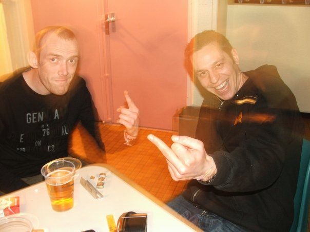 djcross-viven-doigts-table.jpg